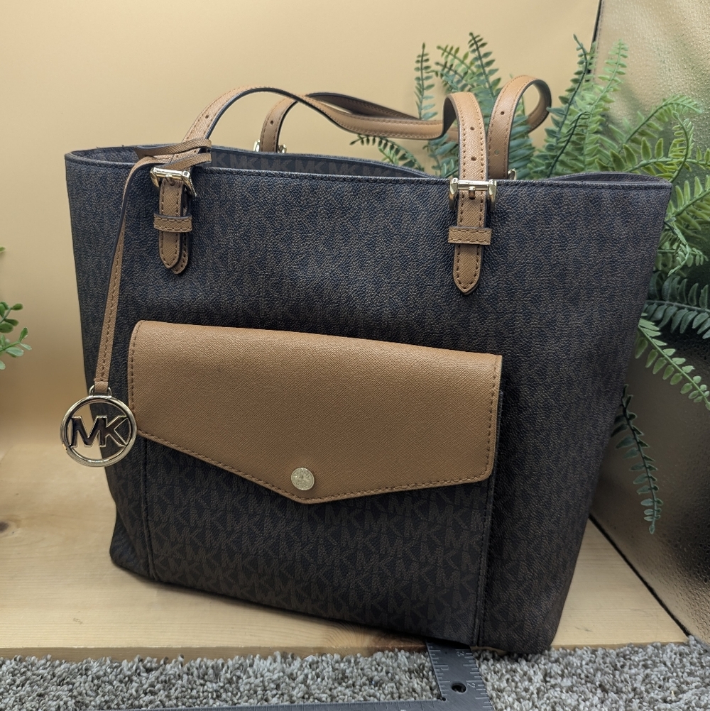 Michael Kors Jet Set Large Shoulder Bag Brown Logo Design Card Pocket Zip Pocket
